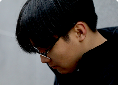 정우가 낙담하고 있는 모습의 사진